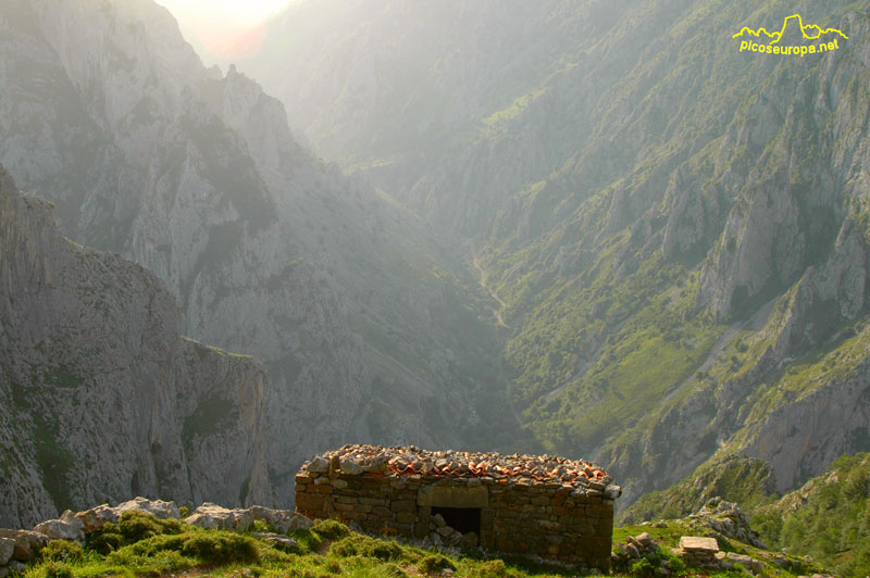 Cabaña La Rasuca situada al final de la Canal de Bobia en un sitio espectacular y con unas vistas de primera