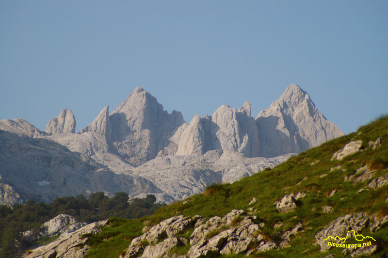 Torre Cerredo a la izquierda y Pico de los Cabrones a la derecha desde la majada de Ondon