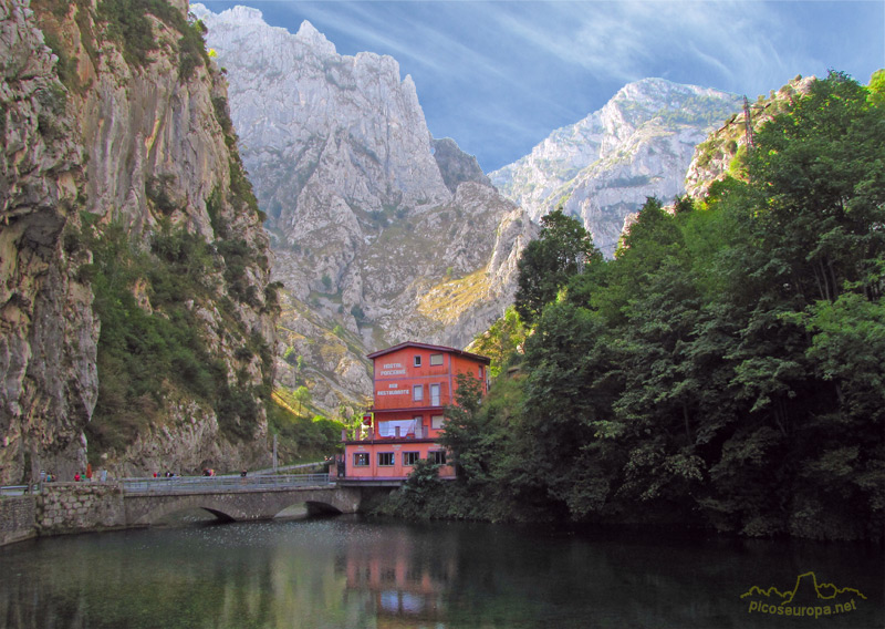 Foto: El rio Cares en la pequea presa que hay justo antes de cruzar el tunel que da acceso a Puente Poncebos, Picos de Europa.