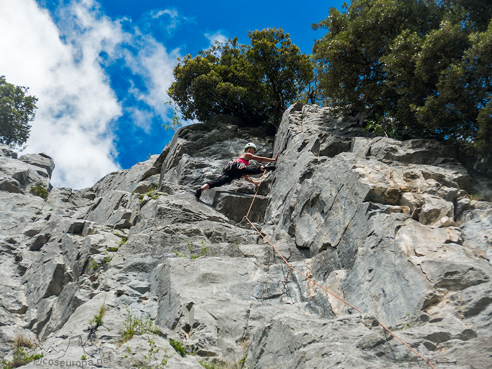 Escalada en Atxarte, Parque Natural de Urkiola, Pais Vasco, España