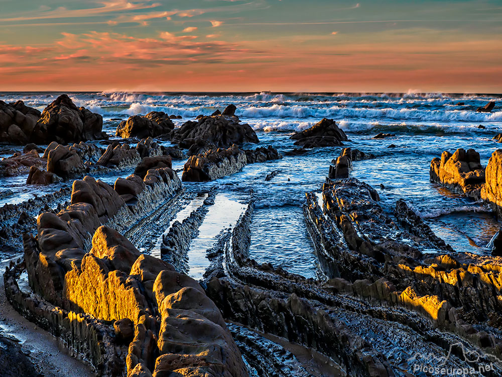 Foto: Puesta de sol con el Flysch de la Playa de Barrika en el Pais Vasco