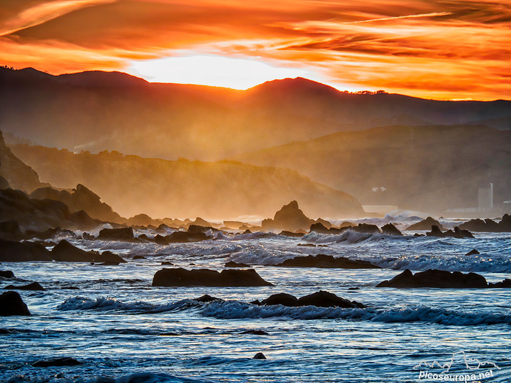 Foto: Puesta de sol con el Flysch de la Playa de Barrika en el Pais Vasco