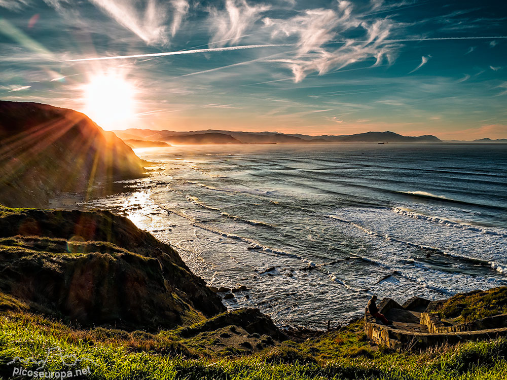 Foto: Puesta de sol en la Playa de Barrika en el Pais Vasco