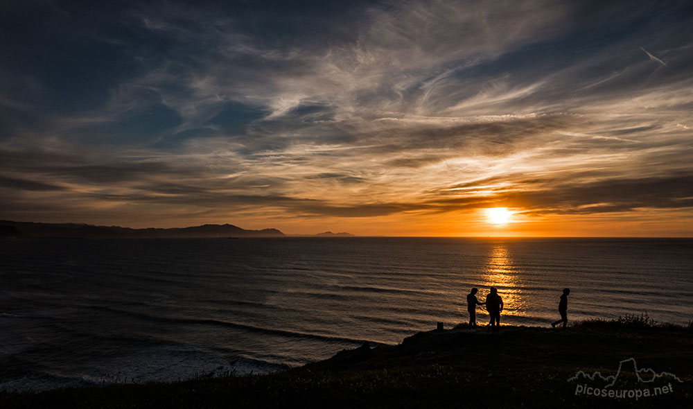 Foto: Una puesta de sol desde el rea de picnik de Barrika, Bizkaia, Pais Vasco.