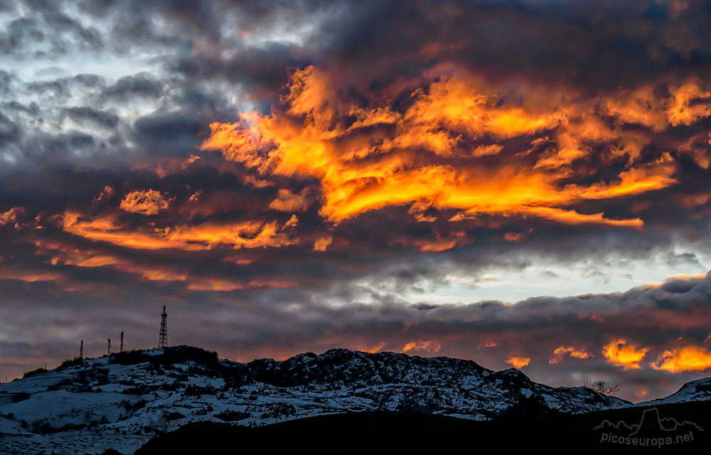 Foto: Puesta de sol desde la Cueva de Pozalagua en el Valle de Karrantza, Pais Vasco