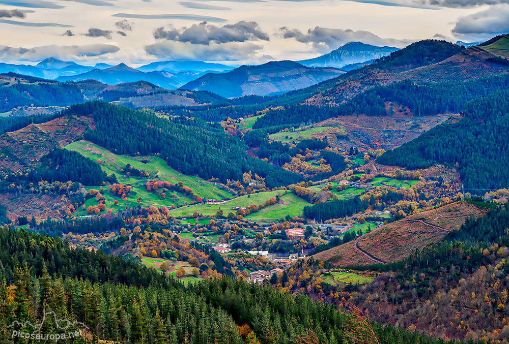 Foto: La localidad de Balmaseda desde el monte Kolitza, Pais Vasco