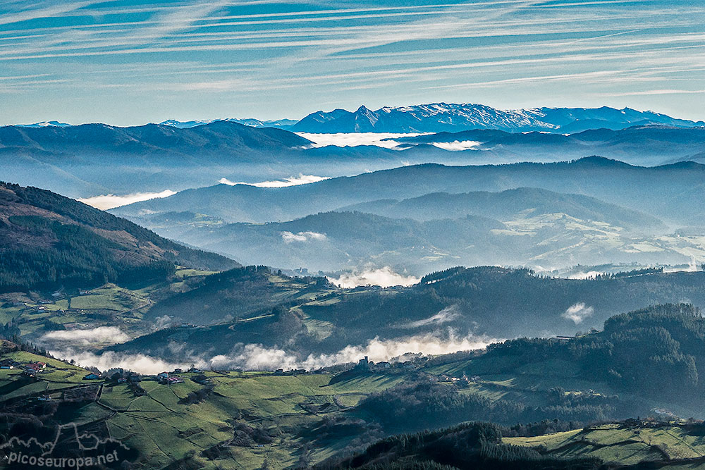 Una imagen típica del Pais Vasco desde la subida al Pico Oriol u Orisol en en Parque Natural de Urquiola