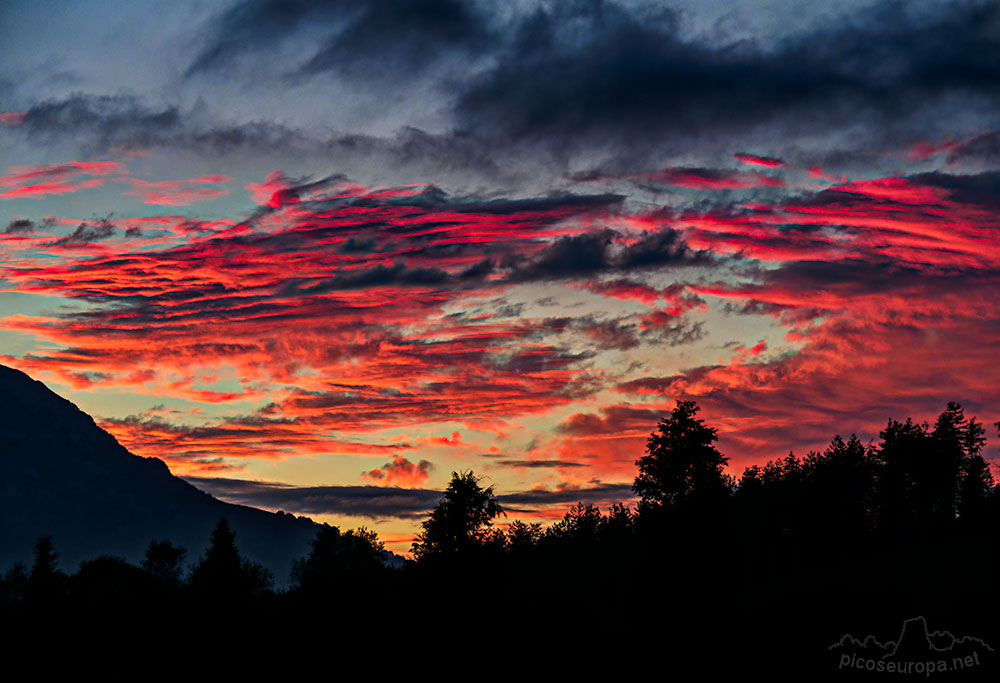 Foto: Puesta de sol en Saldropo a los pies del Monte Gorbeia. Puerto de Barazar, Pais Vasco.