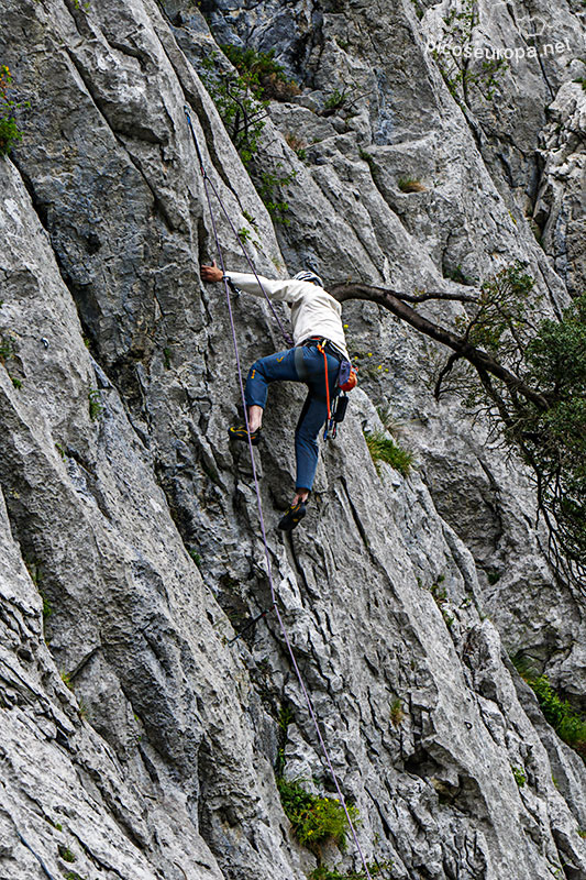 Escalada. Pared de Urrestei, sector Madagascar, Atxarte, Pais Vasco