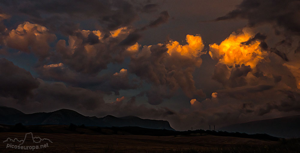 Foto: Puesta de sol en Zalduendo, Alava, Pais Vasco