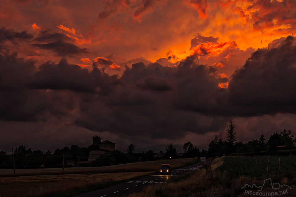 Foto: Parece que se preparaba una buena tormenta. Puesta de sol en Zalduendo, Alava, Pais Vasco