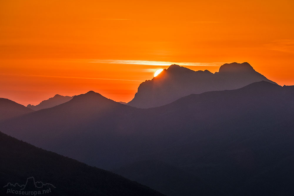 Foto: Puesta de sol desde la pista que sale del Puerto de Pandetrave y sube hacia los Altos de Valdeón, Horcada de Valcavao