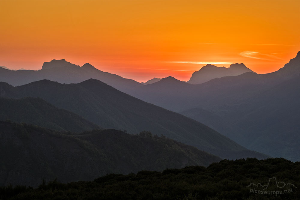 Foto: Puesta de sol desde la pista que sale del Puerto de Pandetrave y sube hacia los Altos de Valdeón, Horcada de Valcavao