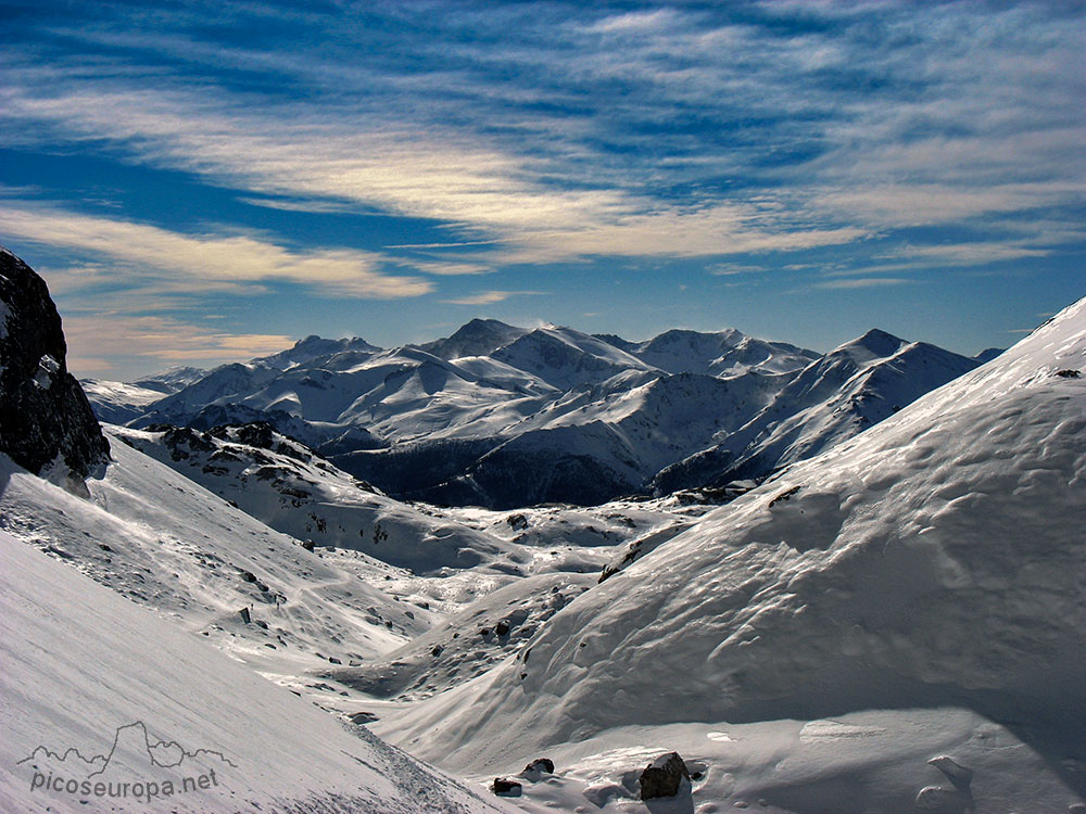 Foto: Curavacas, Peña Prieta y Coriscao desde la subida a Cabaña Verónica y Collado de Horcados Rojos, Picos de Europa.