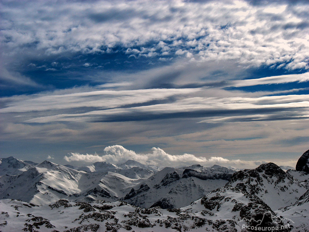 Foto: Vista de la zona de los Puertos del Salvorón desde las proximidades de Cabaña Verónica, Picos de Europa.