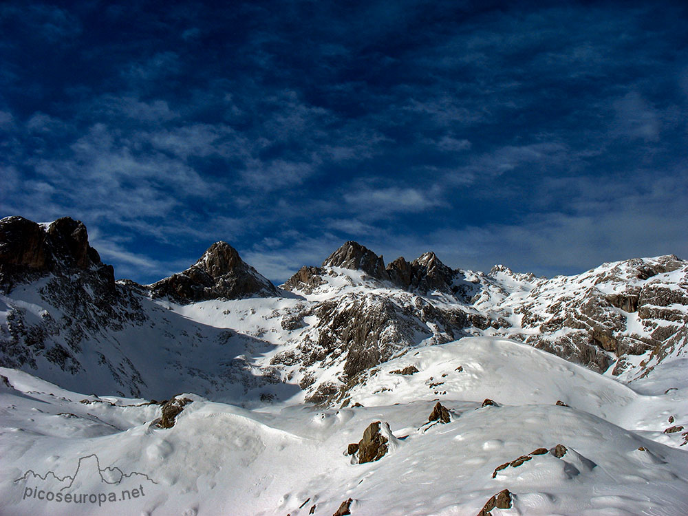 Foto: Pico San Carlos, Torre del Hoyo Oscuro, Madejuno, Tiro Llago y Torre Blanca, Macizo Central de Picos de Europa