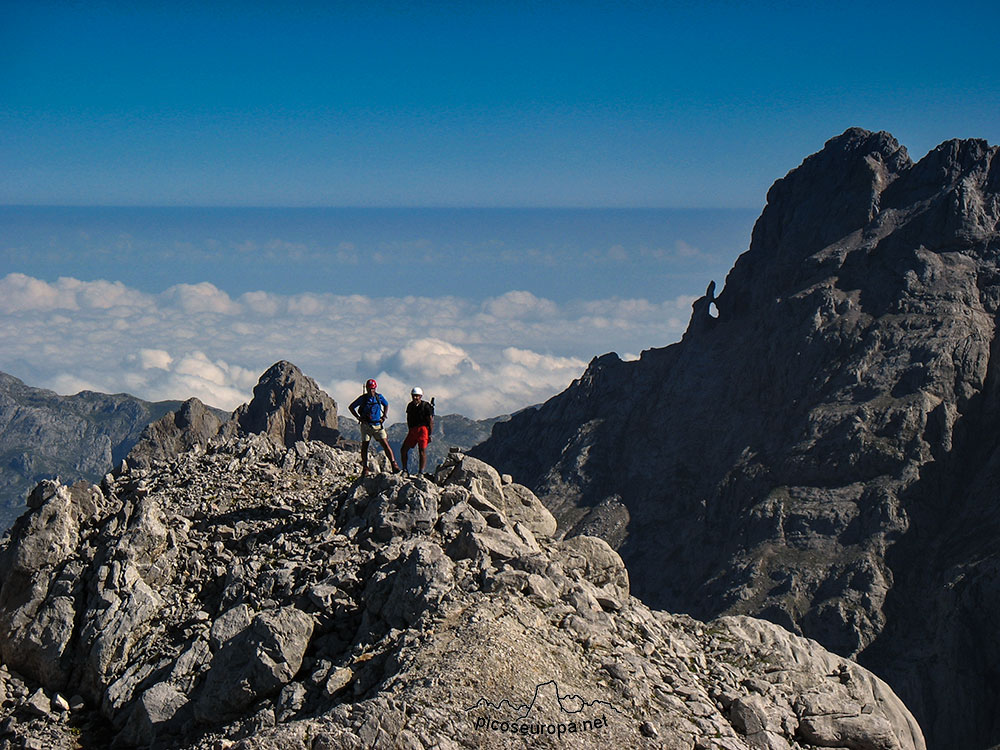 Inicio de la bajada de la Torre del Friero, Macizo Central de Picos de Europa, León, España