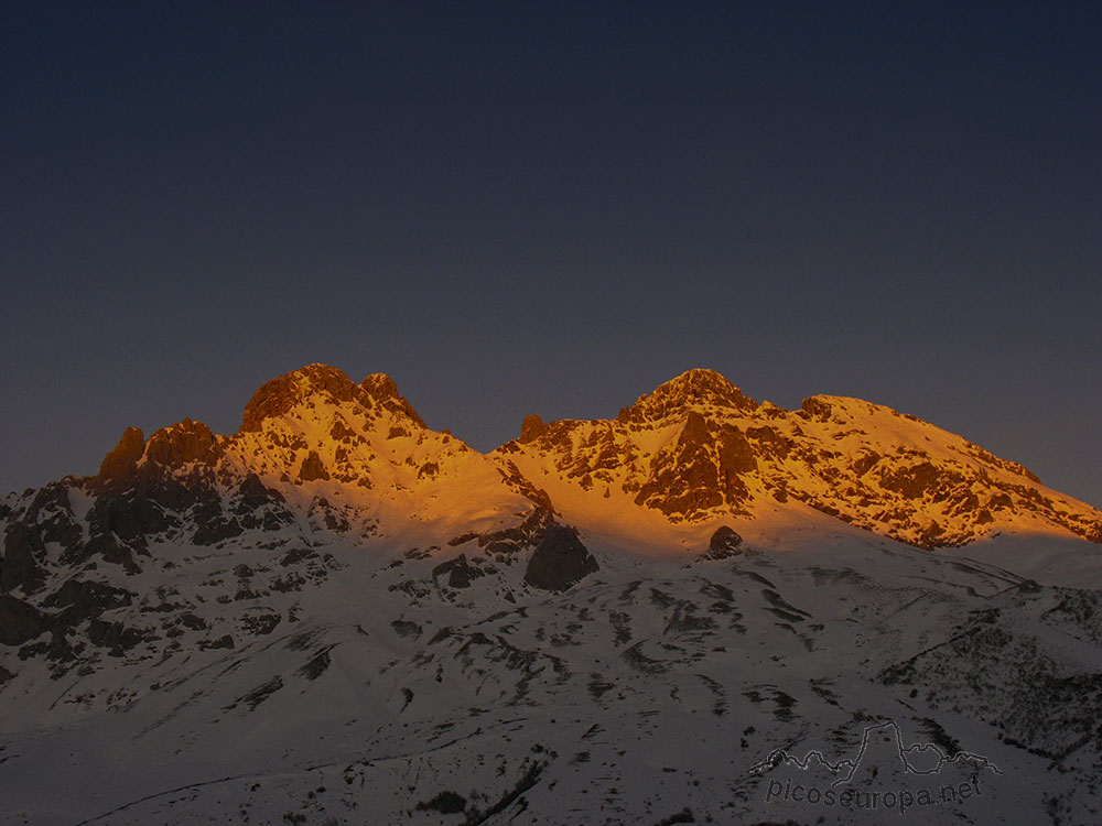 Torre del Friero y Torre del Hoyo de Liordes, Macizo Central de Picos de Europa, León, España