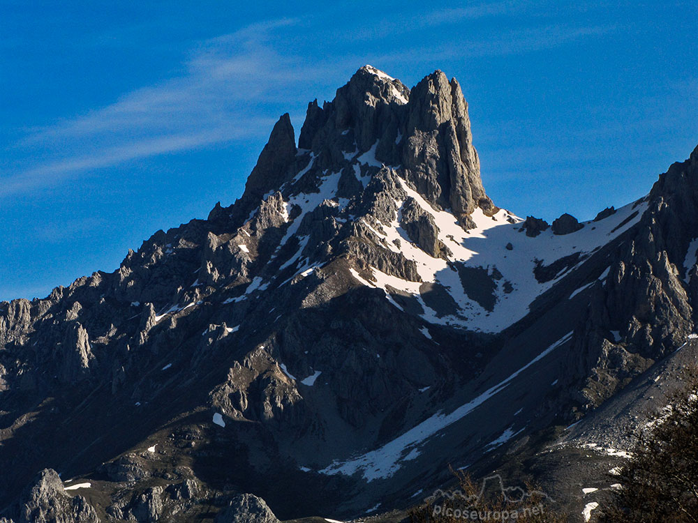 La Torre del Friero desde el Puerto de Pandetrave, Macizo Central de Picos de Europa, León, España