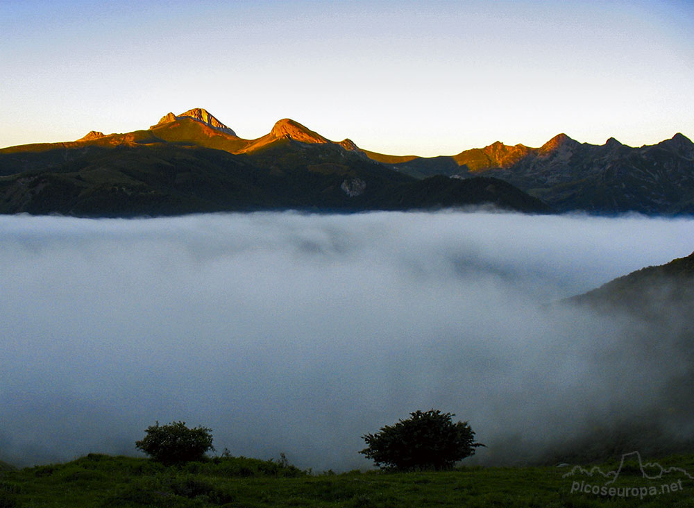 Amanecer, Pico de Gabanceda, Macizo Central de Picos de Europa, León, España