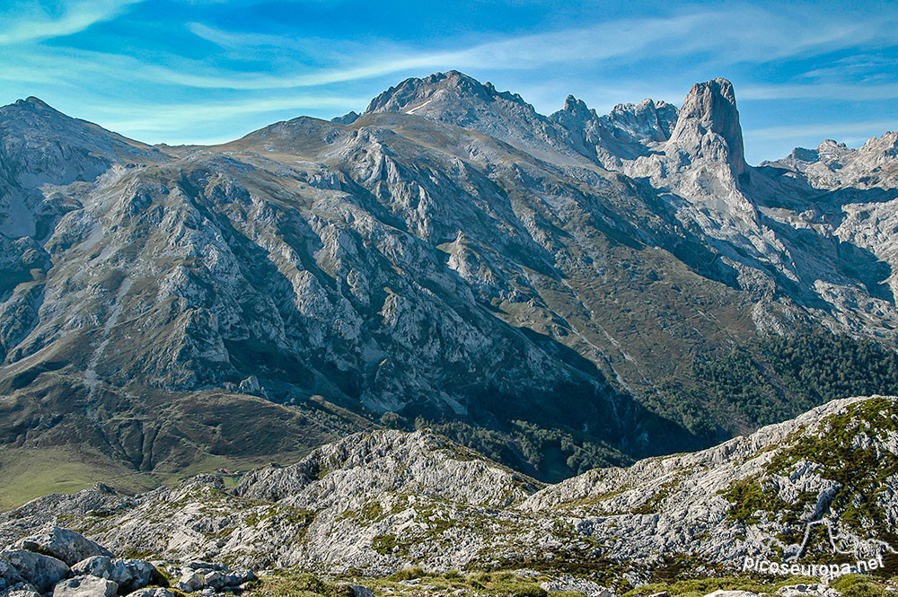 Canal de las Moñas presidida por el Tortorios a la izquierda de la foto, en el centro de la foto Peña Castil y más a la derecha, inconfundible, el Pico de Urriellu o Naranjo de Bulnes