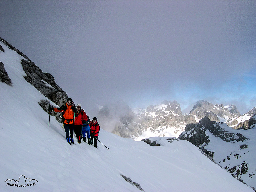 En la subida de Collada Blanca a Torre Blanca, Macizo Central de Picos de Europa, León