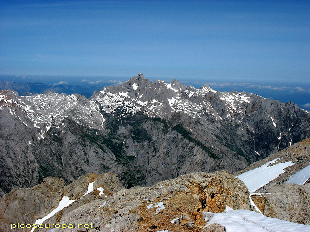 Peña Santa al otro lado del Cares y parte del Macizo Occidental de Picos de Europa