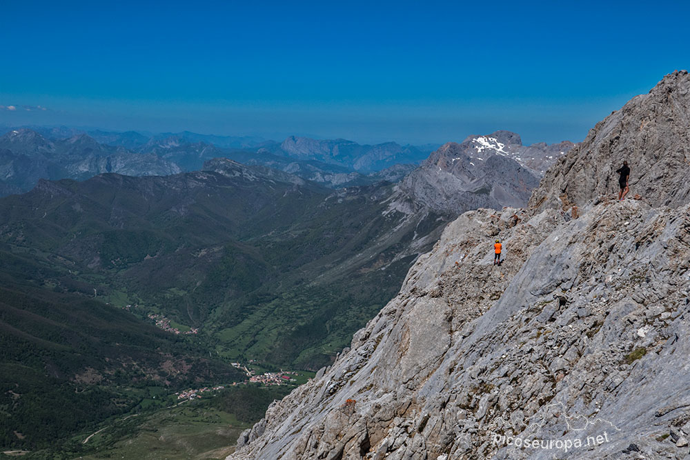 Valle de Valdeón desde la arista de acceso a Torre Salinas que en algunos tramos haremos un poco por la izquierda