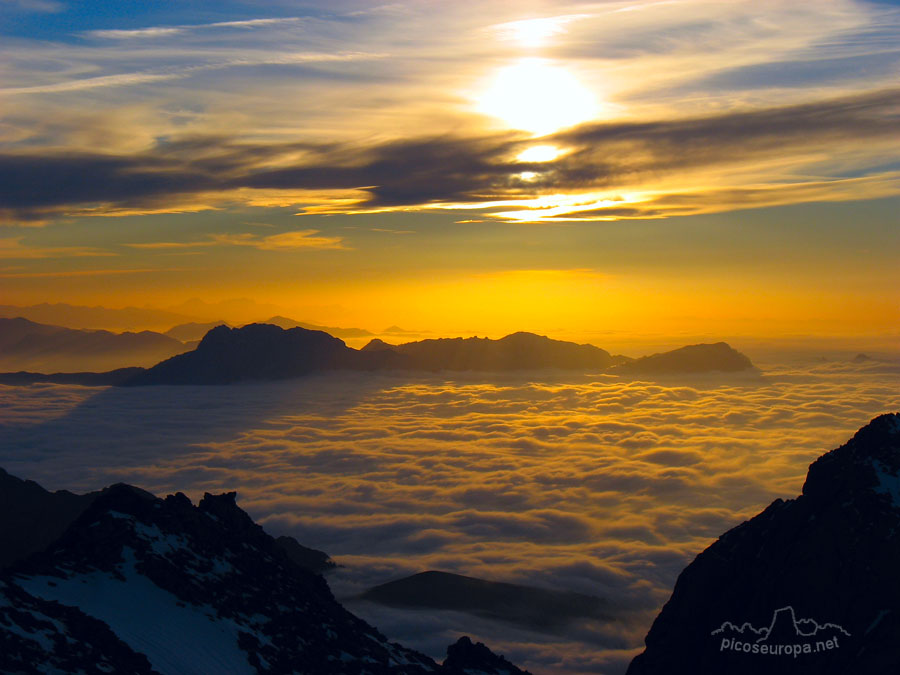 Foto: Puesta de Sol desde la Cuesta de Cebolleda en el Macizo Occidental de Picos de Europa, al finalizar la arista de los Argaos.