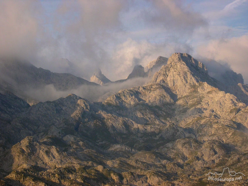 Cumbres del Cornion desde la Vega de Ario, Picos de Europa, Parque Nacional, Asturias