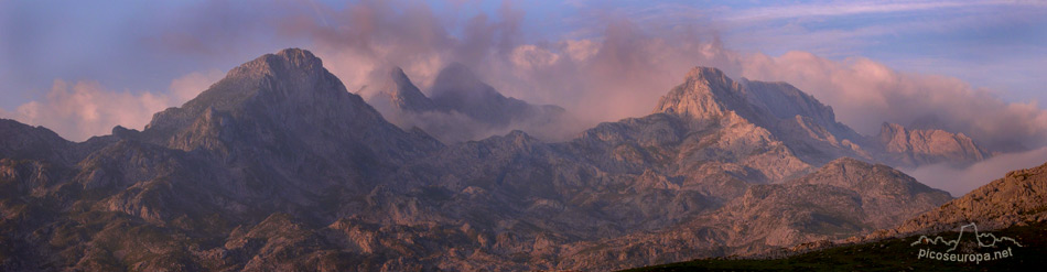 Panoramica desde el Collado del Jito a la entrada de la Vega de Ario, Picos de Europa, Parque Nacional, Asturias