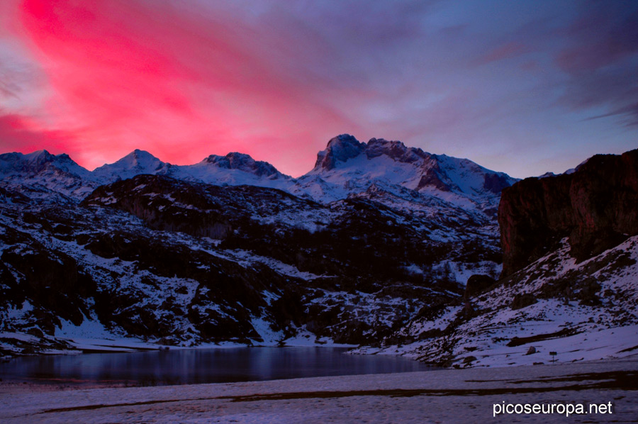 Amanecer en el Lago de la Ercina, Lagos de Covadonga, Picos de Europa, Parque Nacional, Asturias