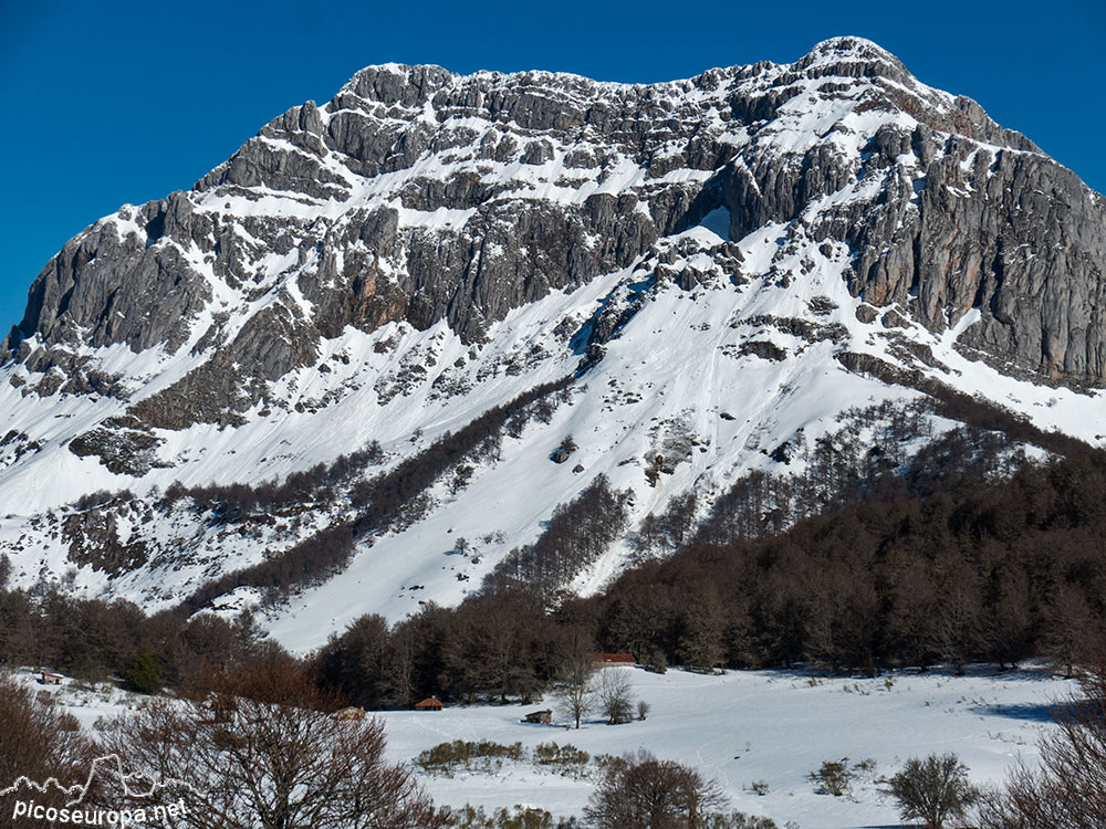 Vegabaño con Peña Beza al fondo, Sajambre, Picos de Europa, León