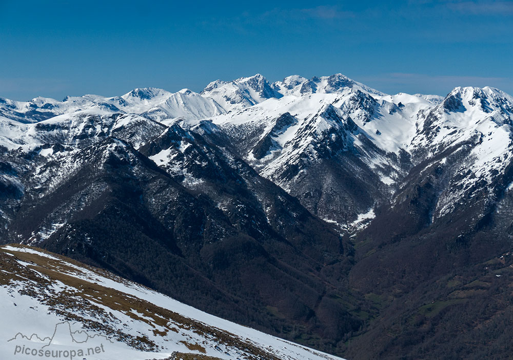 Al fondo los Mampodres desde el Pico Jario