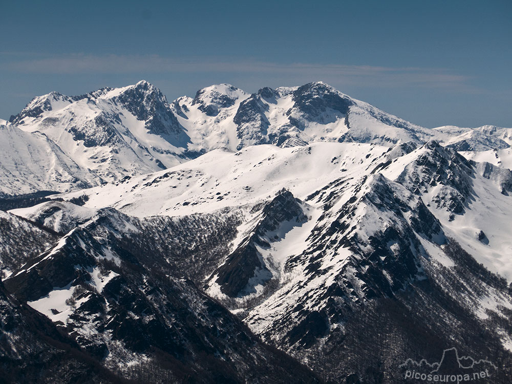 Pico Jario desde Soto de Sajambre, por Vegabaño, Parque Nacional de Picos de Europa, España 