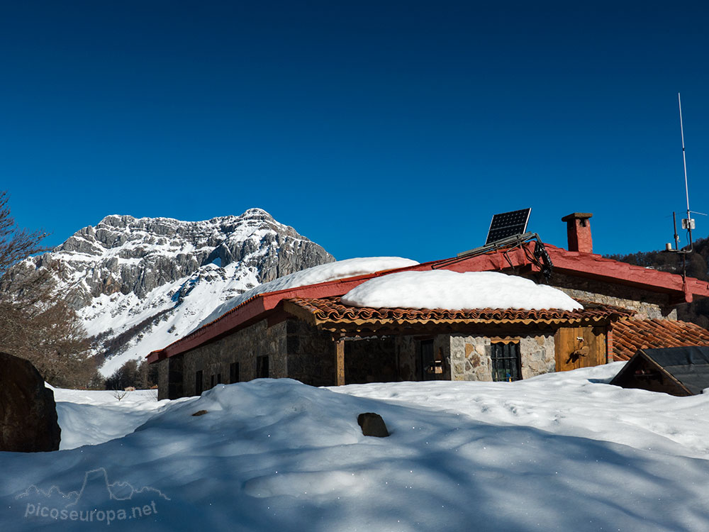 Vegabaño con Peña Beza al fondo, Sajambre, Picos de Europa, León