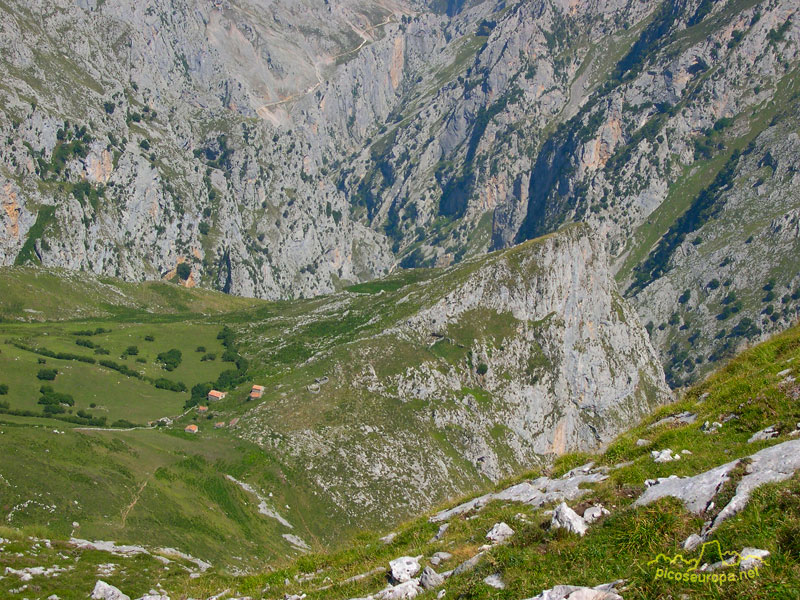 Ruta del Cares en la zona de los Collaos desde la Majada de Oston, Cornion, Picos de Europa, Parque Nacional, Asturias