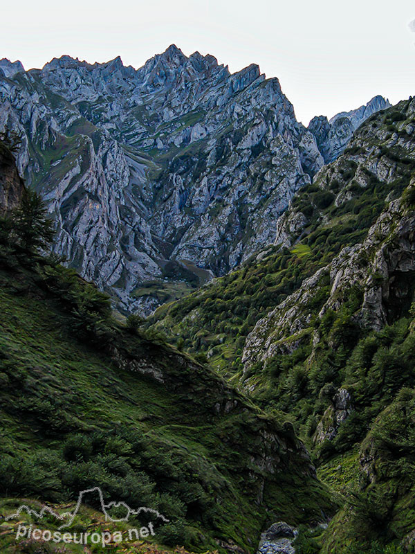 Canal de La Jerrera, al fondo, la más alta es la Torre de la Celada