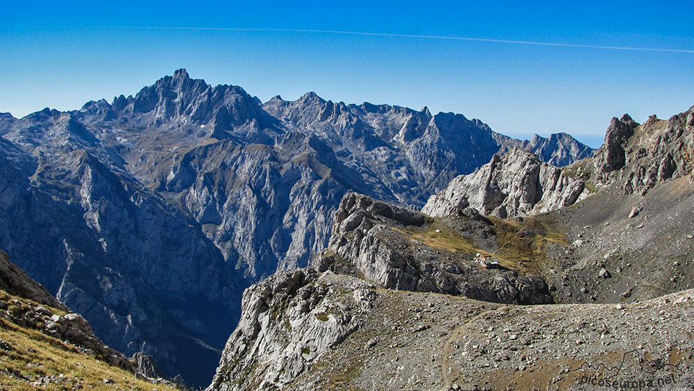 Foto: Peña Santa de Castilla con el Refugio de Collado Jermoso