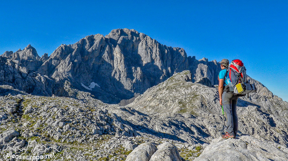 Foto: Peña Santa desde la senda que une el Collado del Burro con Vega Huerta, Macizo Occidental de Picos de Europa