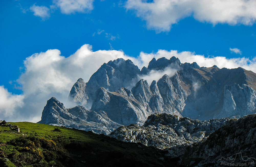 Foto: Los Argaos y la Torre de Santa María de Enol, Parque Nacional de los Picos de Europa