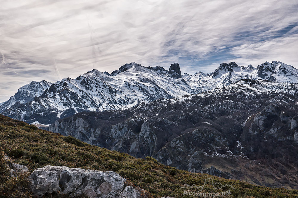 En la foto el Macizo Central con Peña Castil, El Pico de Urriellu, Neverón de Urriellu, Pico Albo ...