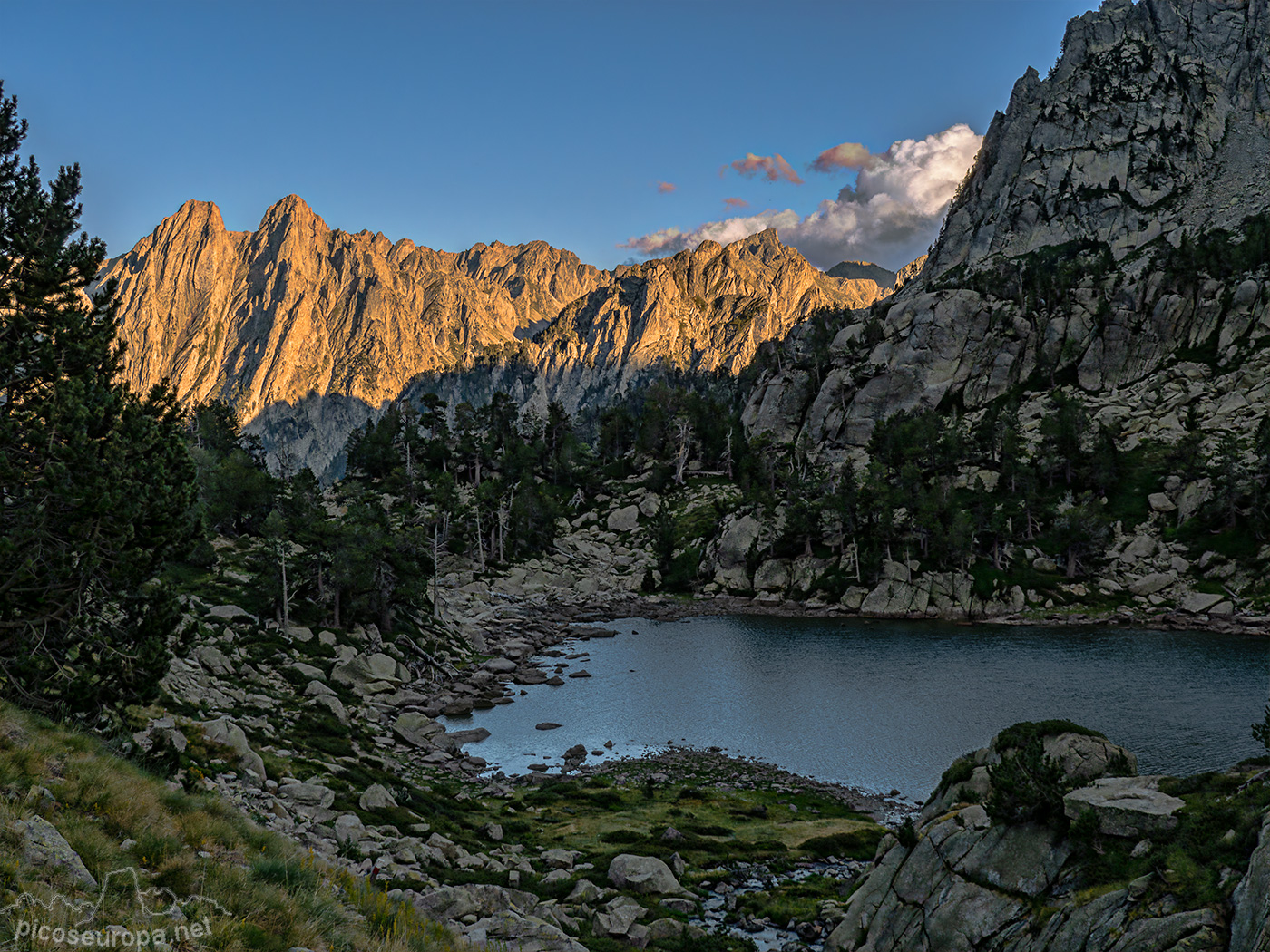 Foto: Los Encantats desde el Estany de Obagues en la bajada desde el Port de Ratera hacia el Lac de Sant Maurici