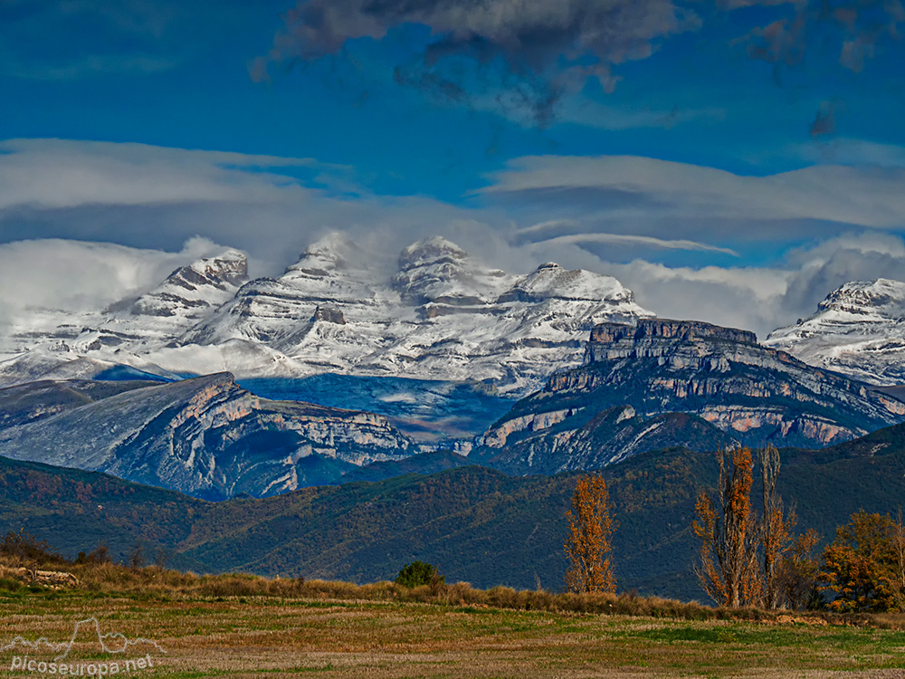 Foto: Las Tres Sorores desde la localidad de Santa María de Buil, Municipio de Ainsa-Sobrarbe, comarca de Sobrarbe, Pirineos de Huesca, Aragón, España