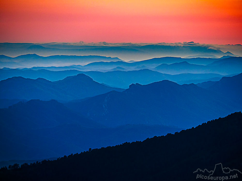 Ultimas luces de la tarde desde el Pico de la Madalena que separa el valle de Jaca-Canfranc y el de Aisa. Pirineos de Huesca, Aragón.