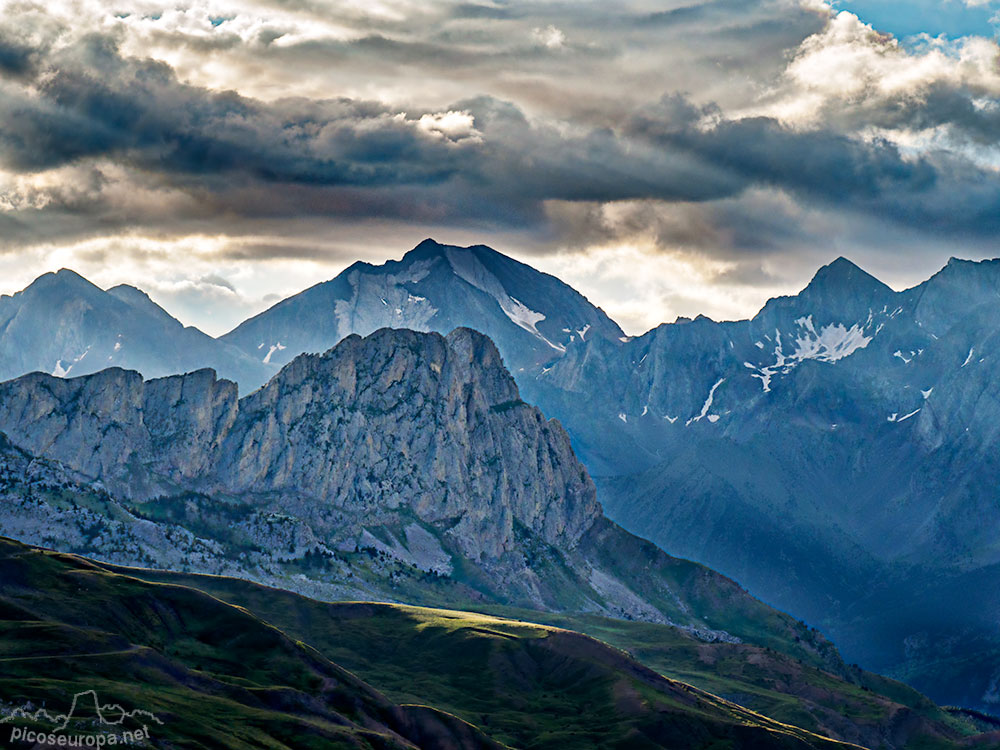 Peña Foratata y por detrás Picos de los Infiernos con sus caracteristicas marmoladas. Valle de Tena, Pirineos de Huesca, Aragón.