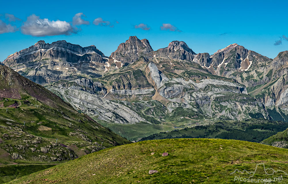 Pico Garganta de Borau, Aspe, Llena de la Garganta y Llena del Bozo desde las cercanias del Ibon del Escalar o de las Ranas, en la parte alta de Astún. Pirineos de Huesca.