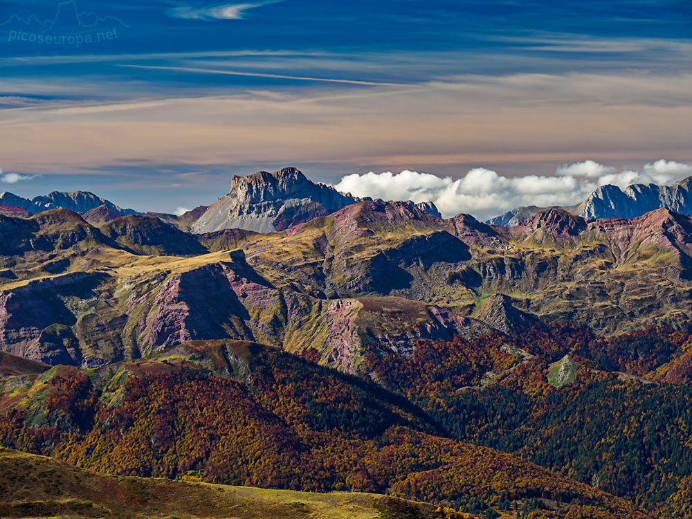 Castillo de Acher desde el Col de Turon Garié situado bajo el Pic Gazies. Pirineos, Francia.