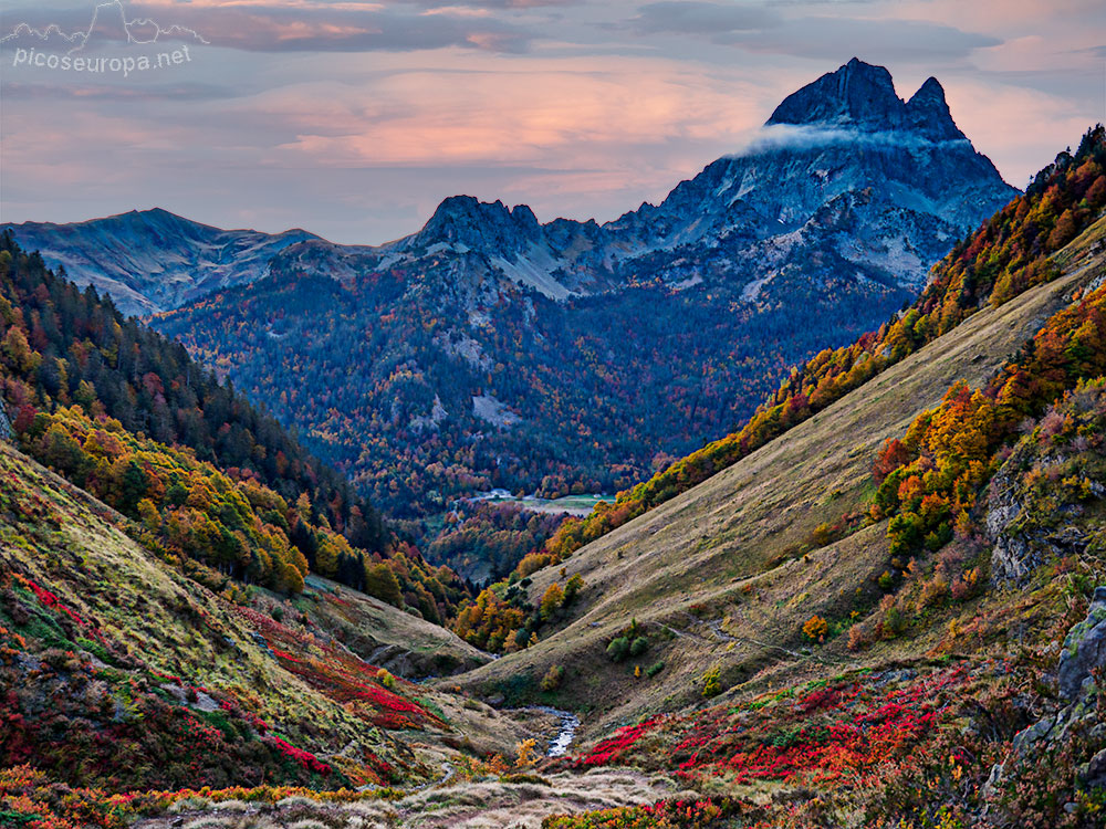 Otoío en el valle de subida al Lago de Aule, al fondo la cara Norte del Pic Midi d'Ossau. Pirineos de Francia.