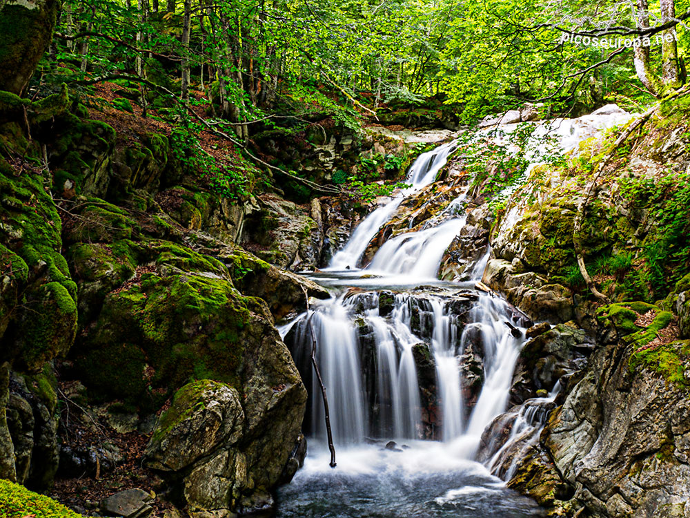 Un sencillo rincón del río Gave de Bious en Pirineos, Francia.